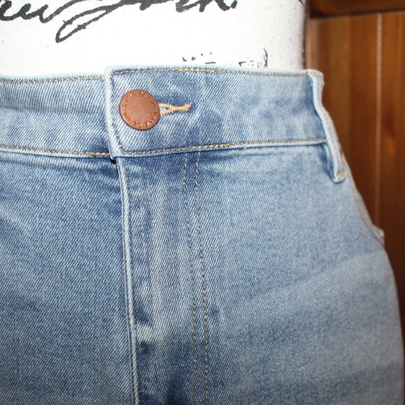 Lane Bryant Signiture Fit Straight Leg Crop Jean Embroidery and Rhinestone Sz 22 - Picture 7 of 13